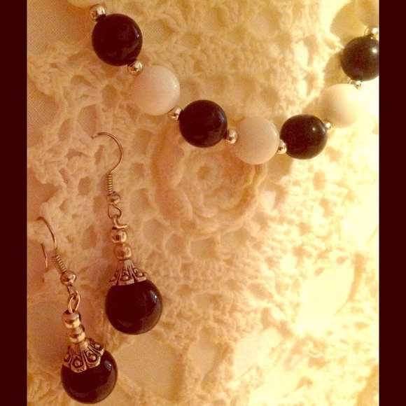 🌹Beautiful~Black/White~Necklace~Set ~Polka-Dot 🌹 - Picture 2 of 6